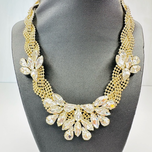 Shop for Jayu Vintage Look Statement Necklace - Picture 8 of 9